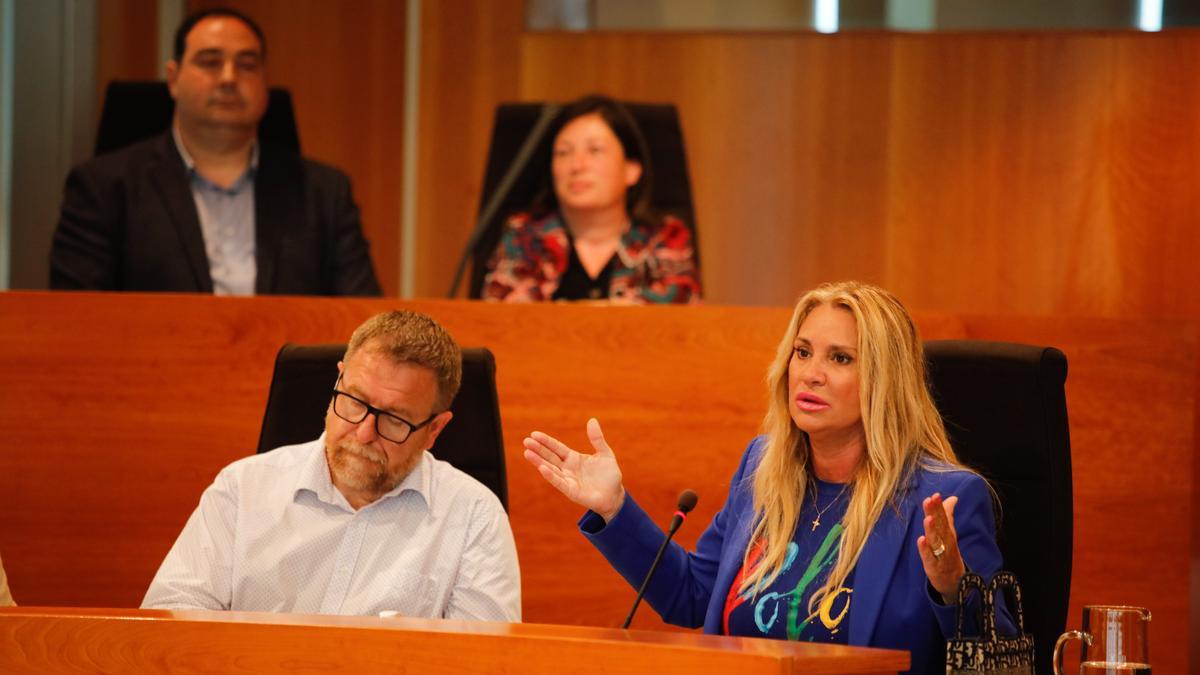 La consellera tránsfuga Marta Díaz, abajo a la derecha, interviene en este mandato en un pleno del Consell.