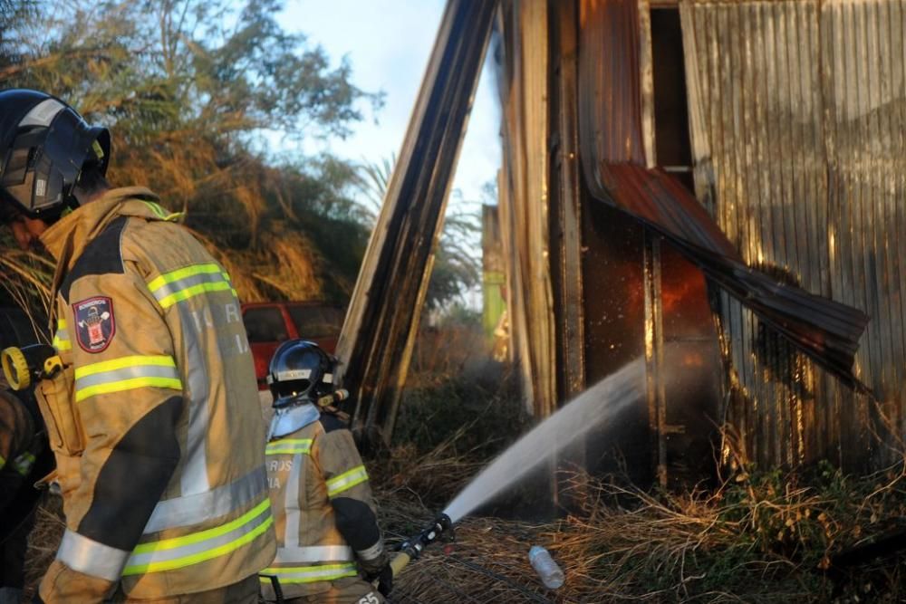 Arde una tienda de neumáticos en Murcia