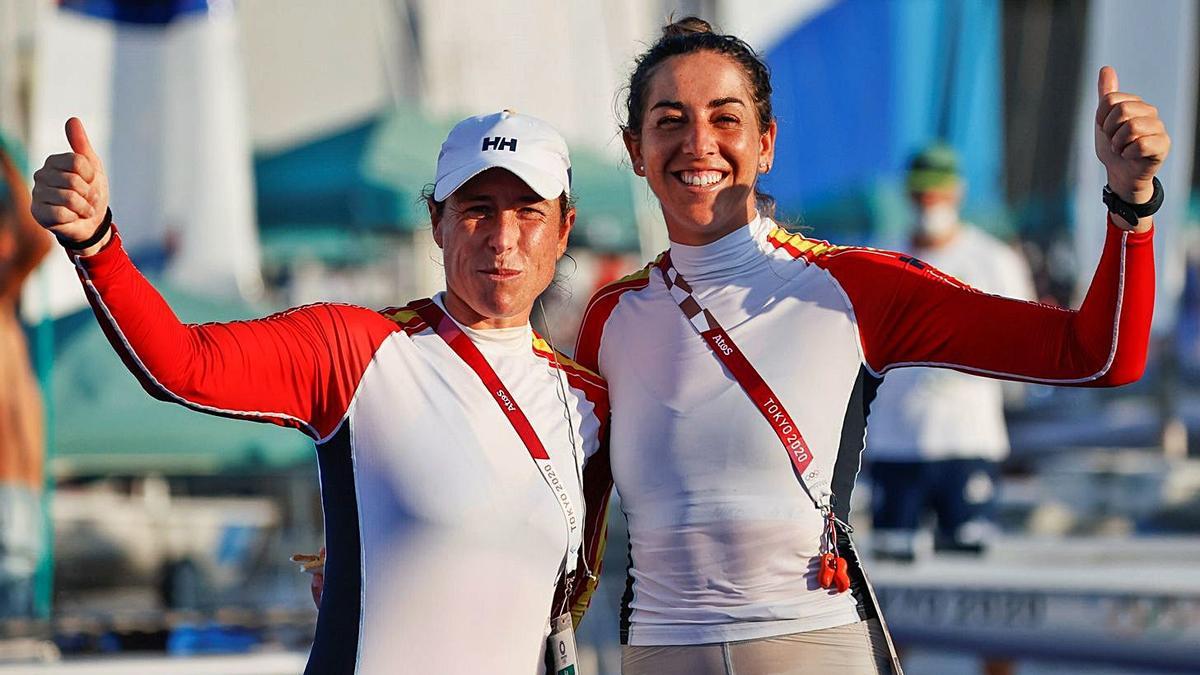 Echegoyen y Paula Barceló muestran su satisfacción en Tokio. 