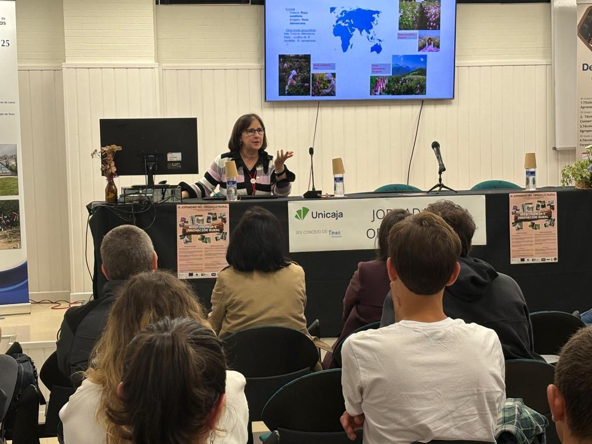 Carmen Martínez durante su ponencia en las Jornadas del Orgullo Rural del IES Concejo de Tineo, este martes.