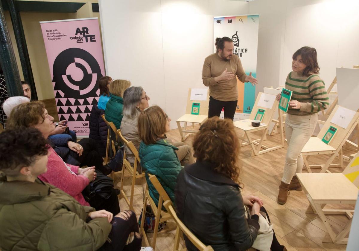 Mayra Fernández y Luis Alija explican la actividad a las nueve personas que leyeron la obra. | David Cabo