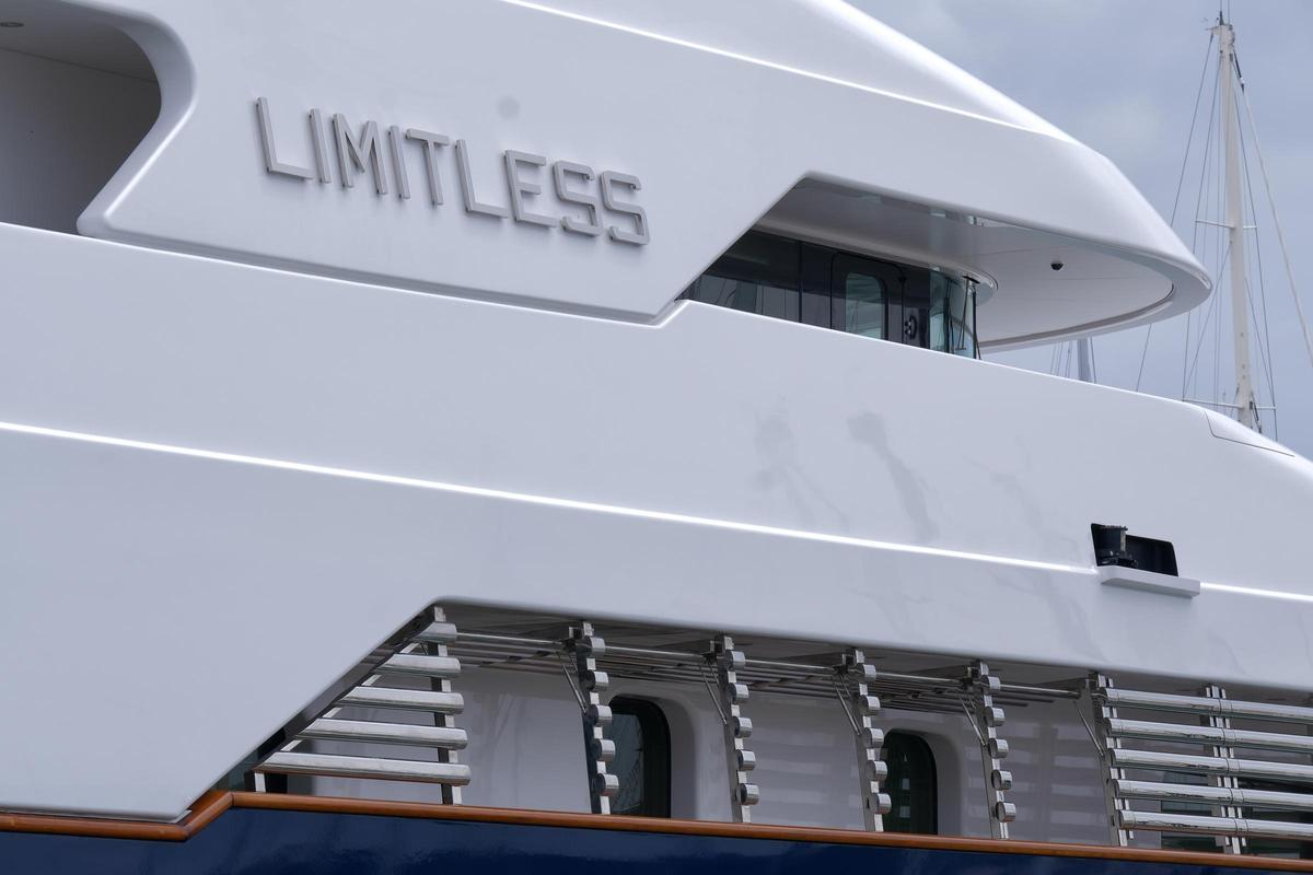 Las fotos en Mallorca del espectacular megayate Limitless, del propietario de Victoria's Secret