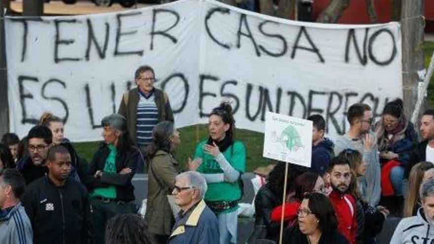 Grupo de personas en una concentración en el Parque de la Paz por el problema de la vivienda en Ibiza.