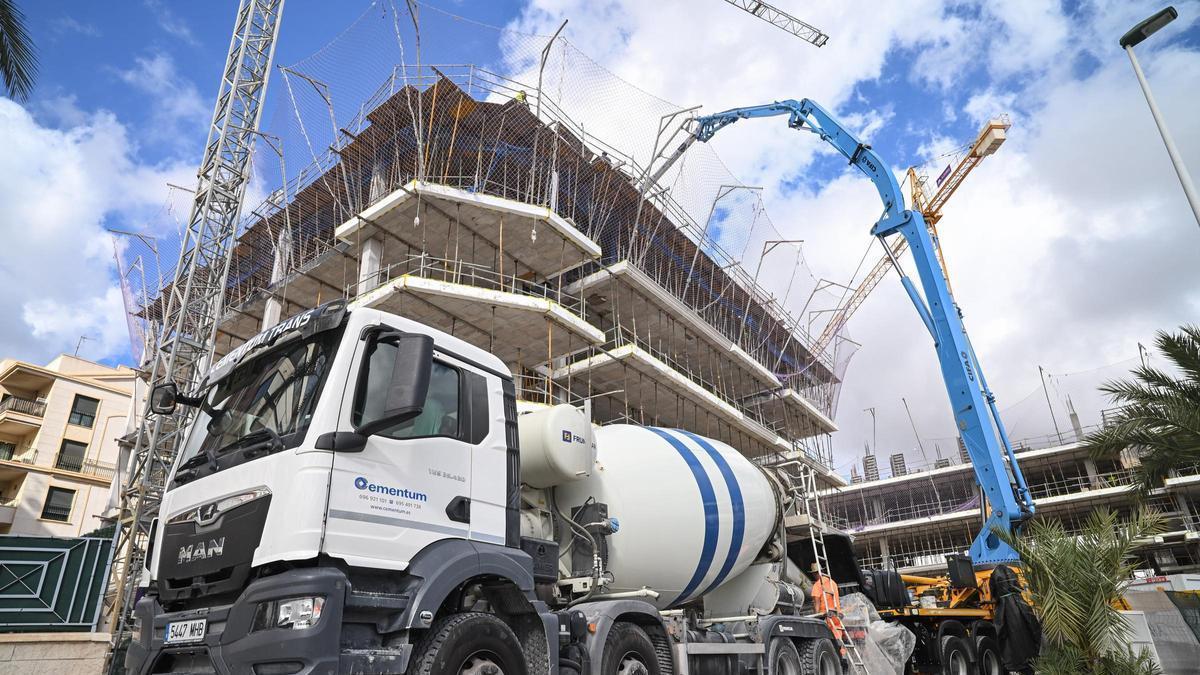 Viviendas en construcción en Elche.