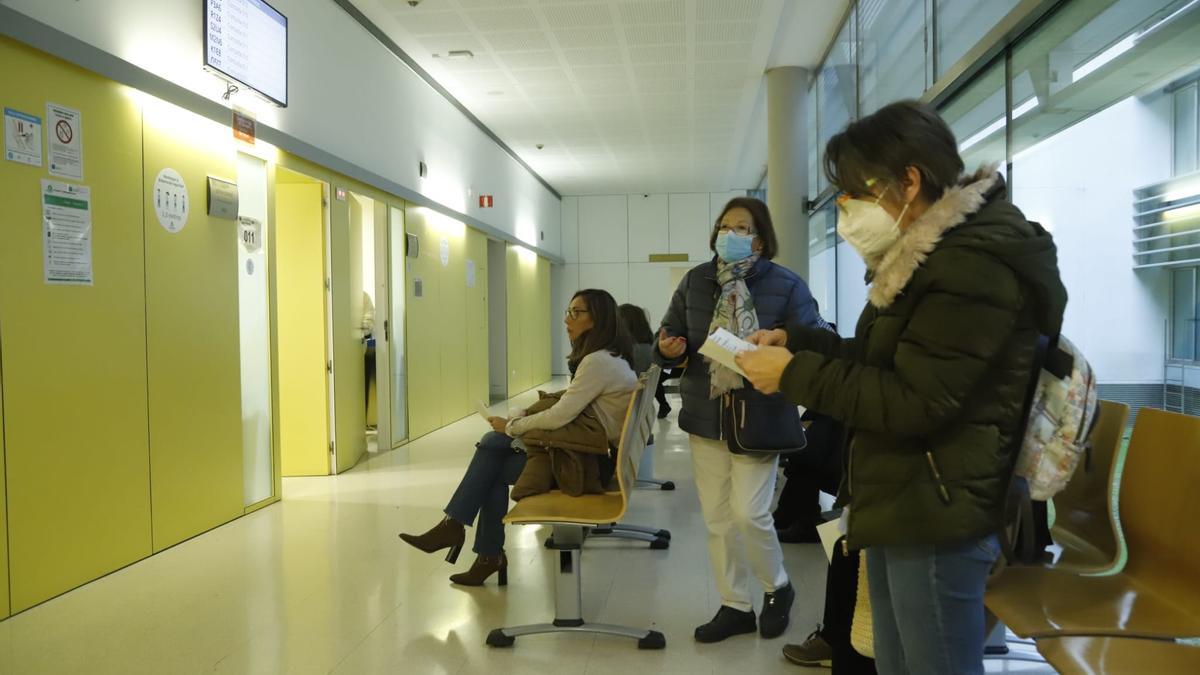 Pacientes con mascarilla en un centro de salud de Córdoba.
