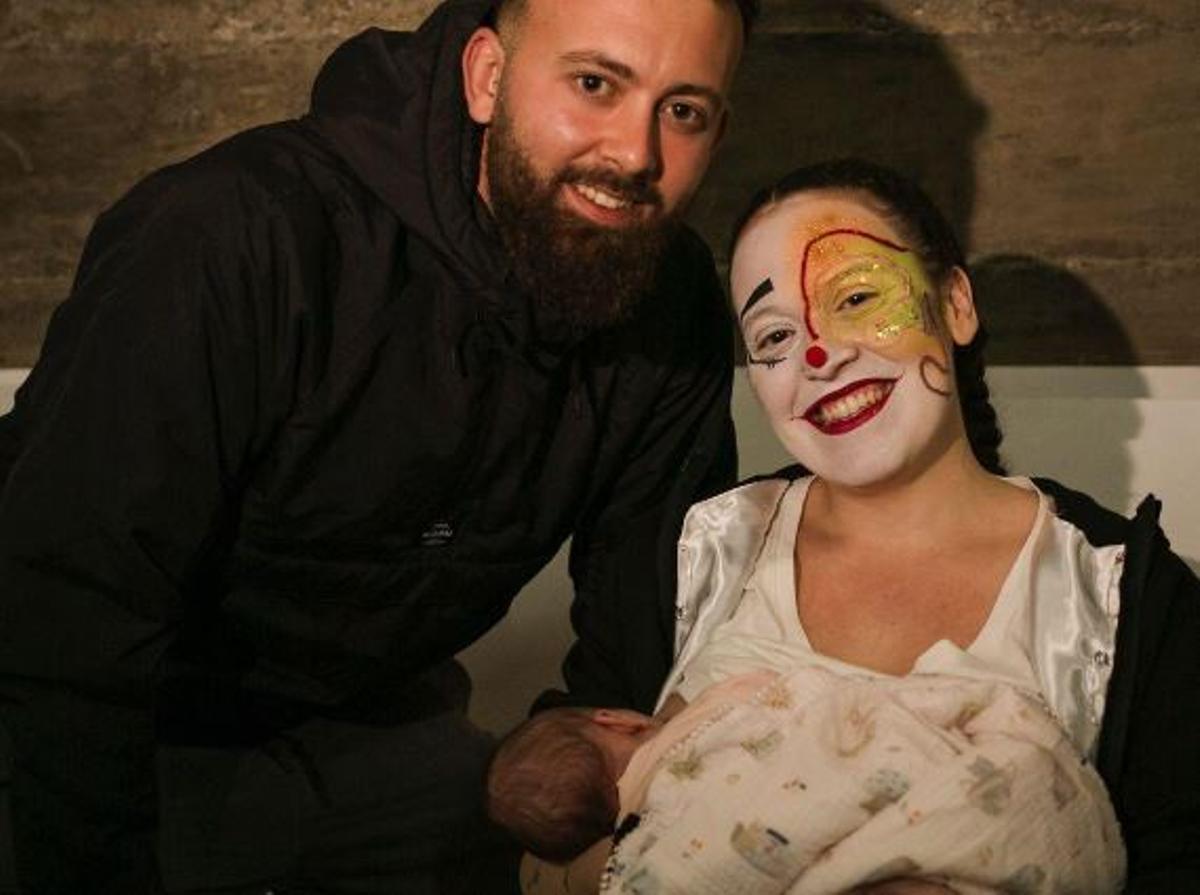 Andrés, componente de Tiralenguas, y Paula, de Chaladas, con la pequeña Rosela, en la primera fase.