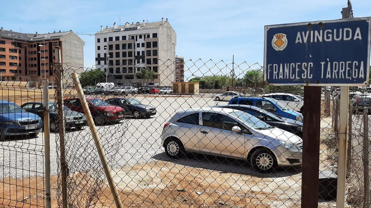 El nuevo espacio para estacionamiento en la avenida Francesc Tàrrega se ubica casi frente al colegio Angelina Abad.