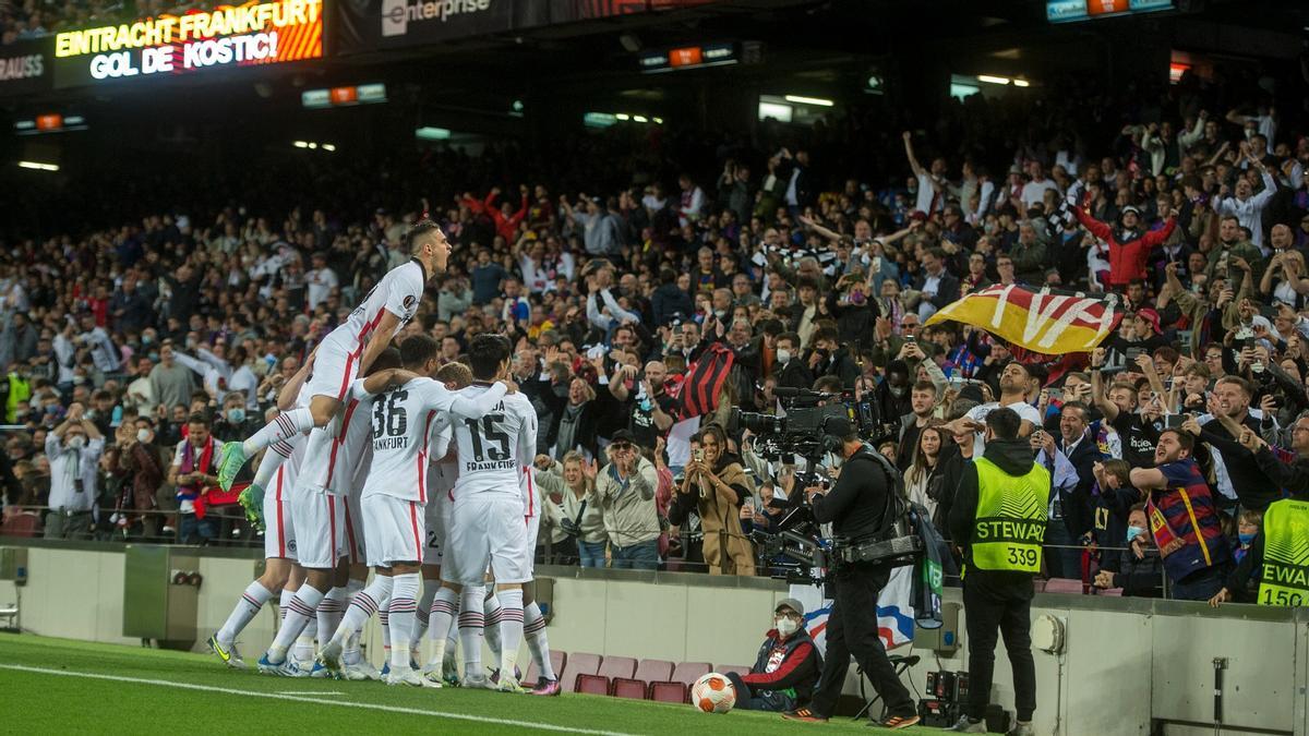 Los jugadores del Eintracht celebran el 0-1 con su afición en el Camp Nou.