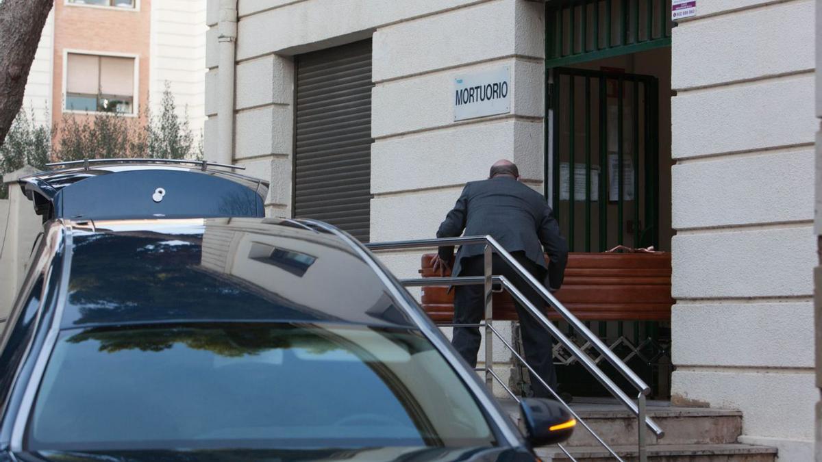 Operarios de una funeraria 
trasladan un fallecido en el 
Hospital General de 
València. fernando Bustamante.