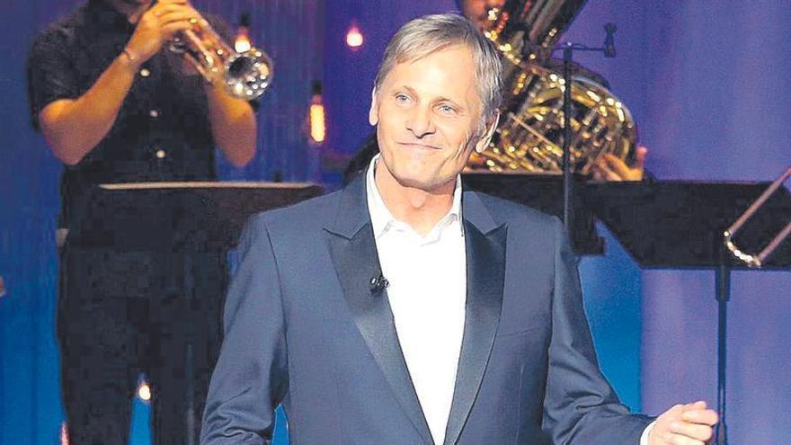 El actor Viggo Mortensen recita sus poemas en gallego en el Ágora de A Coruña