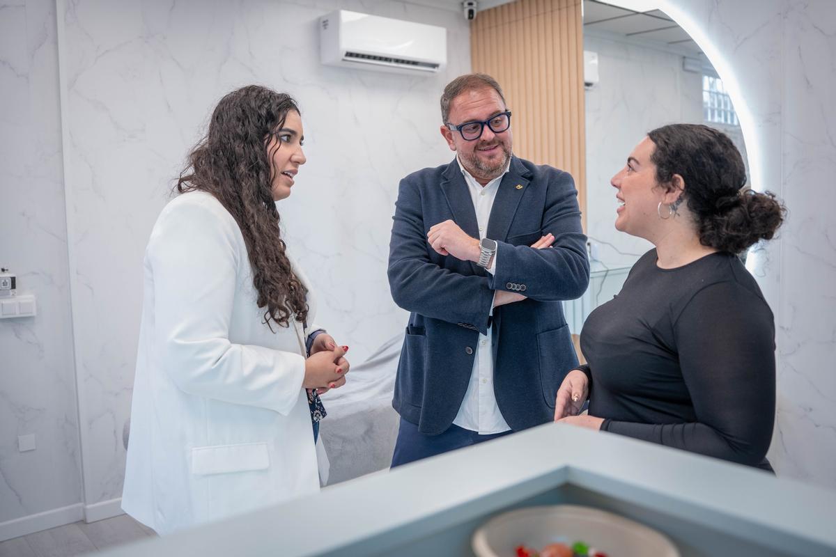 El alcalde durante su visita al centro estético de Cristina Nieto.