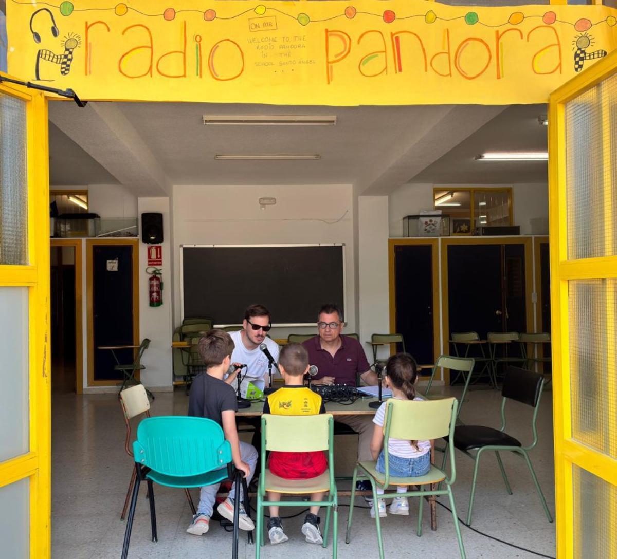 Los patios del CEIP Santo Ángel se inundan de literatura y solidaridad