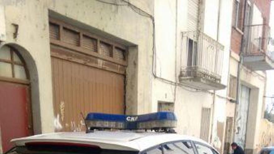 Un coche de Policía en la calle Las Arcas