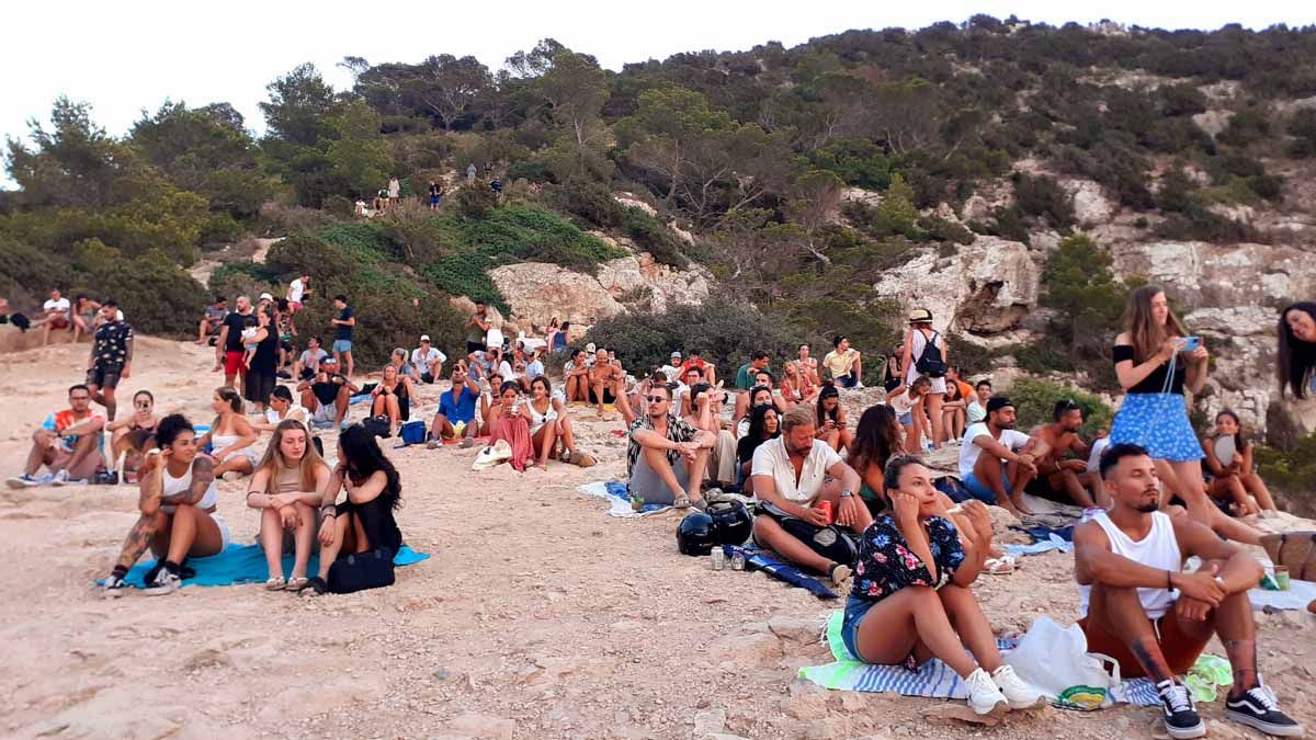 La puesta de sol en Ibiza, un botellón con vistas