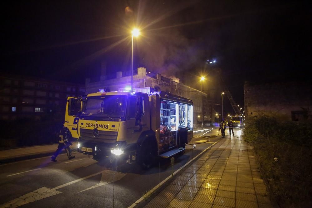 Un fuego destruye el chalé de los García Pola, uno de los tesoros indianos de Avilés.