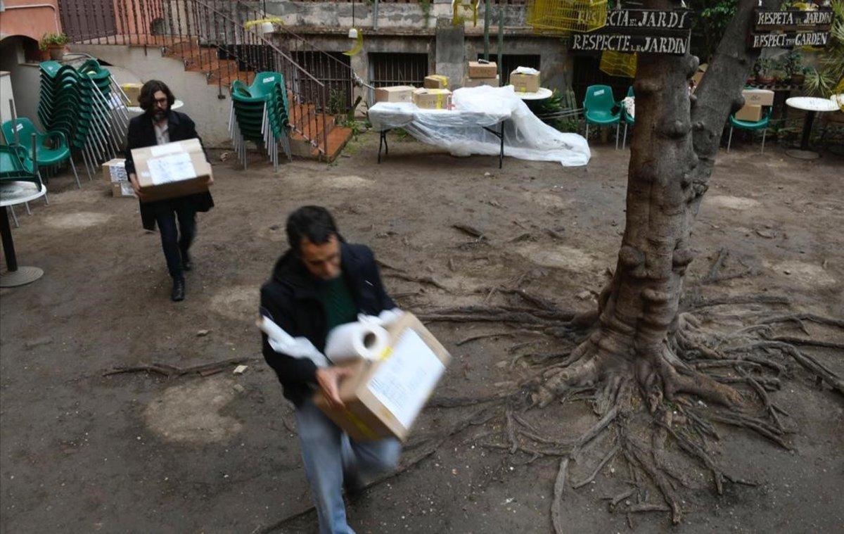 El Antic Teatre, obligado a cambiar la ubicación de las mesas con los libros a causa de la lluvia.