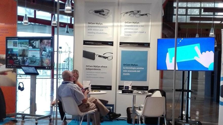 Stand de la empresa ORCAM durante el encuentro del Congreso Internacional de Tecnología y Turismo de la Fundación ONCE.