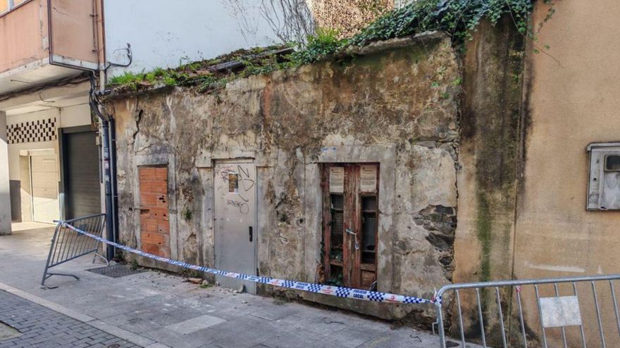 La casa en ruinas de Rúa Obra, precintada tras la caída de cascotes.
