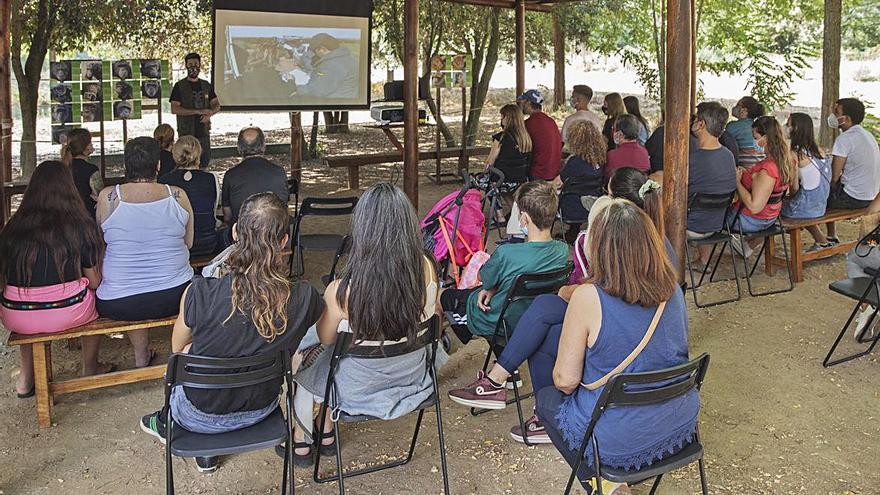 Un grup de visitants mirant un vídeo de la Fundació abans de visitar les instal·lacions. DAVID APARICIO