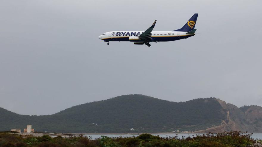 Ryanair mantiene programadas 48 operaciones en Ibiza en el primer día de paro