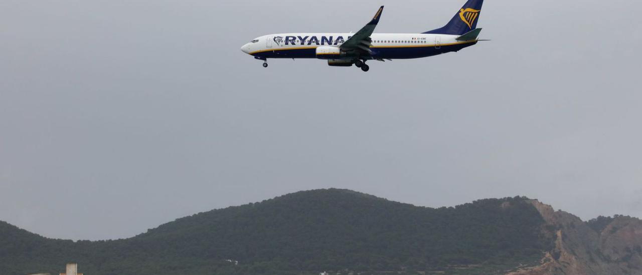 Imagen de archivo de un avión de Ryanair en el aeropuerto de es Codolar. | J.A.RIERA