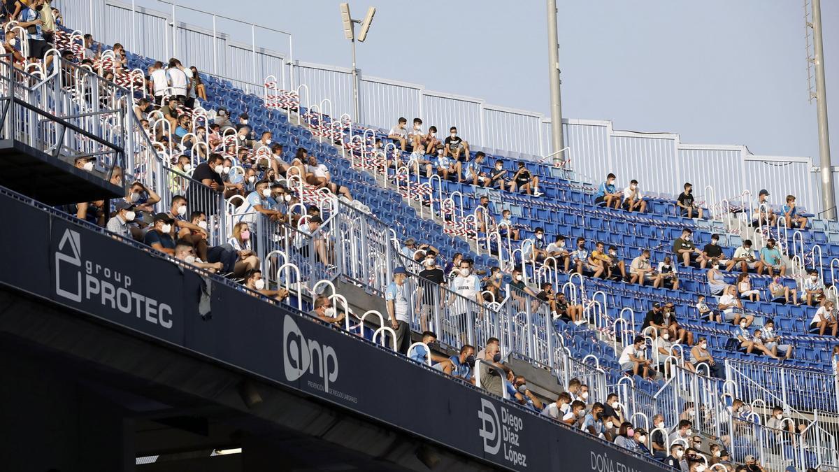 Aficionados en las gradas de La Rosaleda durante el partido ante el Mirandés