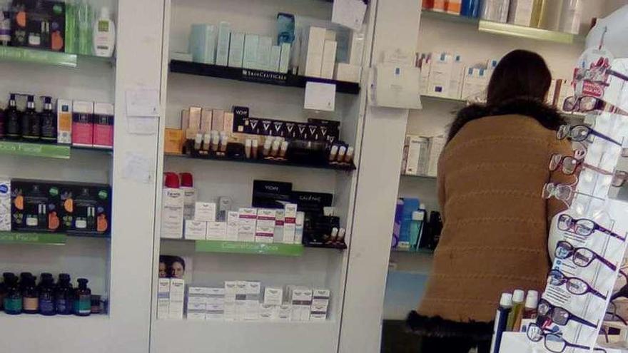 Retirada de producto de una farmacia.