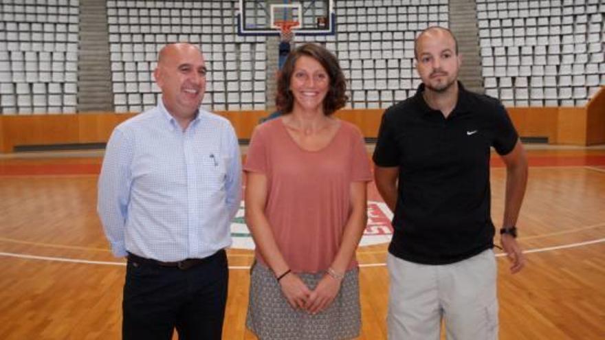 Cayetano Pérez, Noemí Jordana i el tècnic Èric Surís ahir a la pista central de Fontajau.