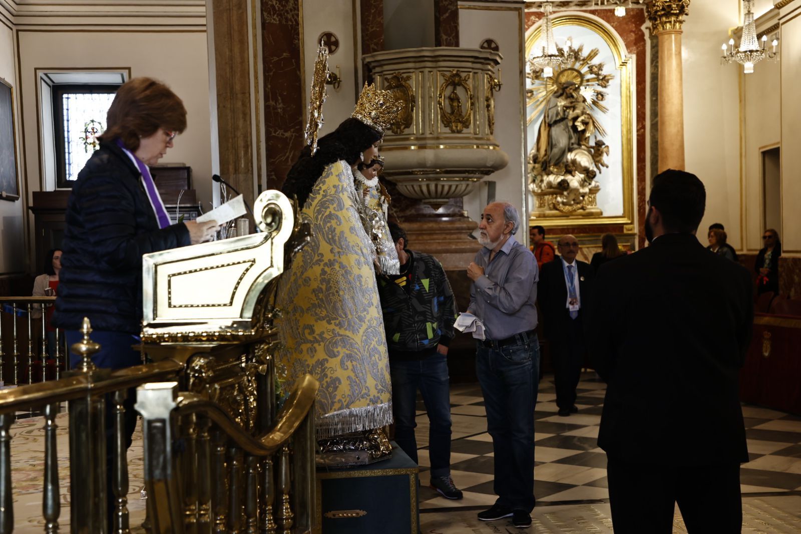 El Besamanos acoge a miles de fieles ante la Virgen