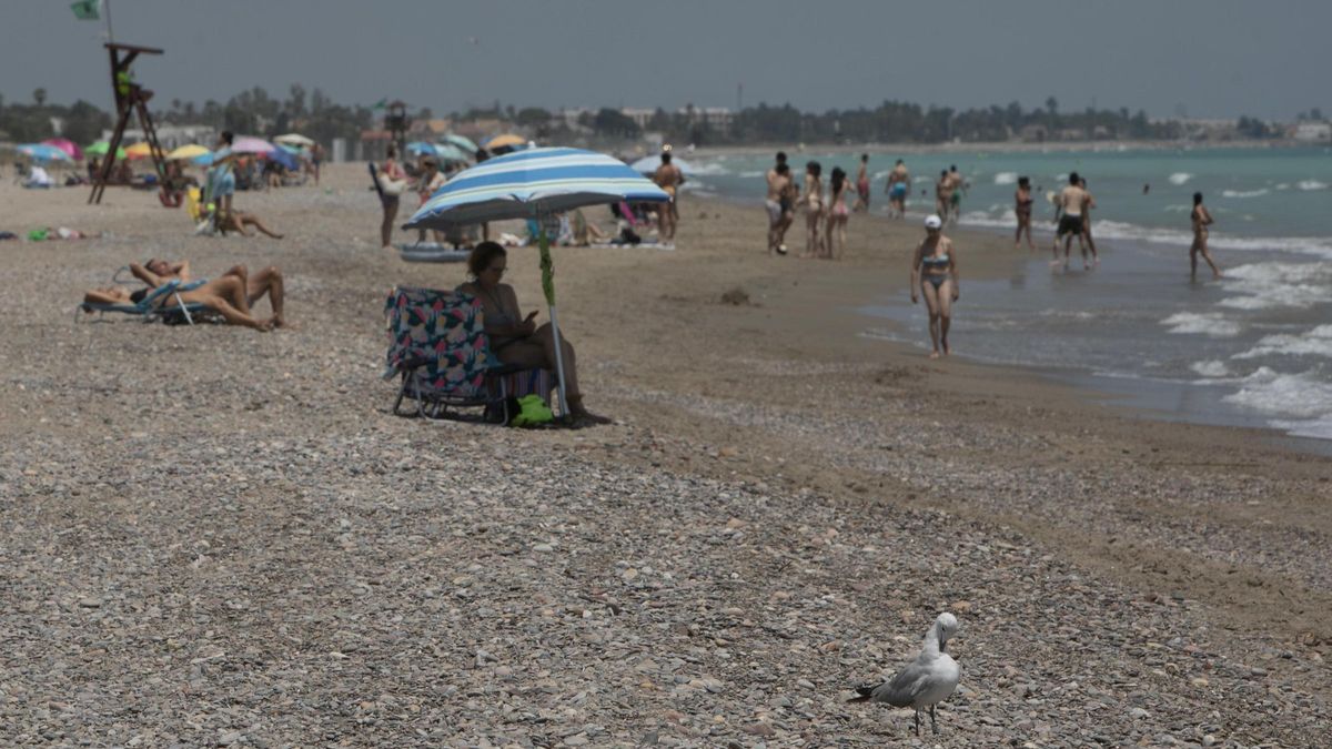 La presencia de piedras en la playa de Canet d'En Berenguer provoca quejas entre los bañistas