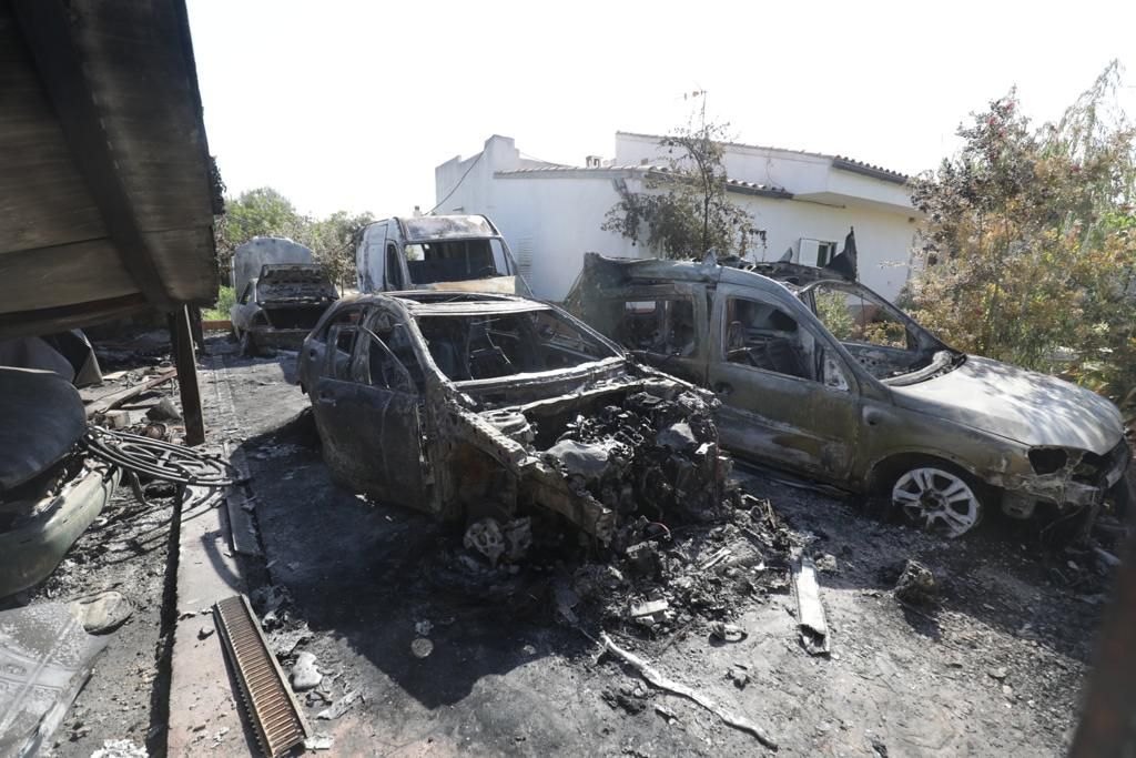 Incendio de seis coches y tres motos en un aparcamiento en superficie en Marratxí