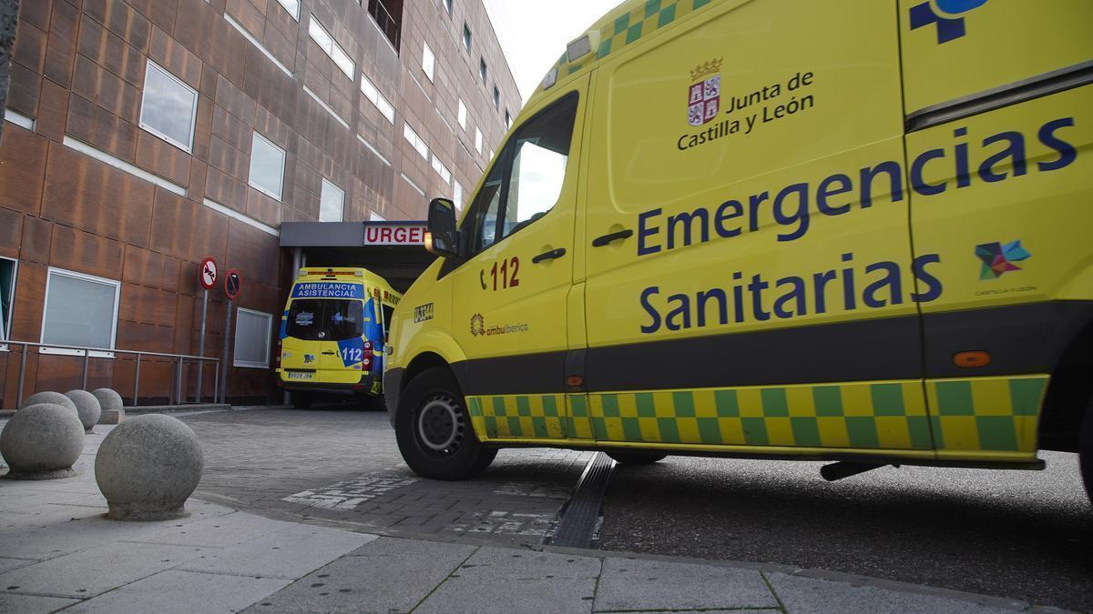 Ambulancias de Emergencias Sanitarias a las puertas de Urgencias Zamora.