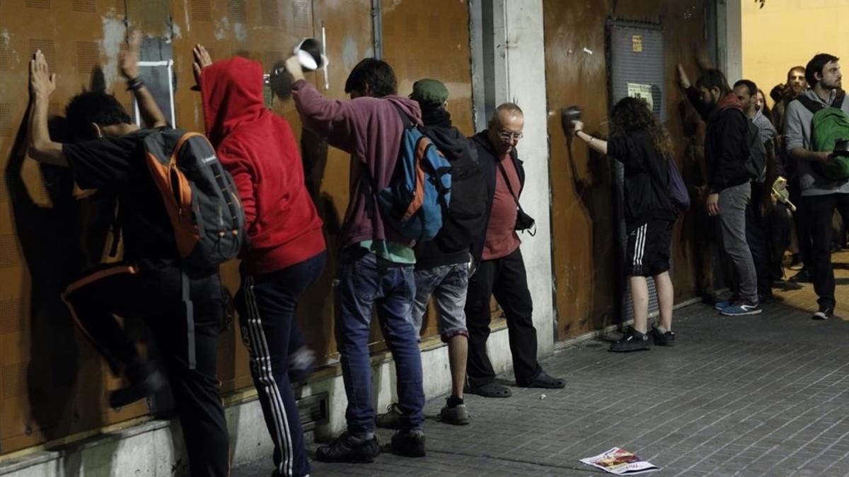 Casi un centenar de personas se han concentrado ante el local del 'banc expropiat' y han golpeado las chapas metálicas con la que ha sido tapiado.