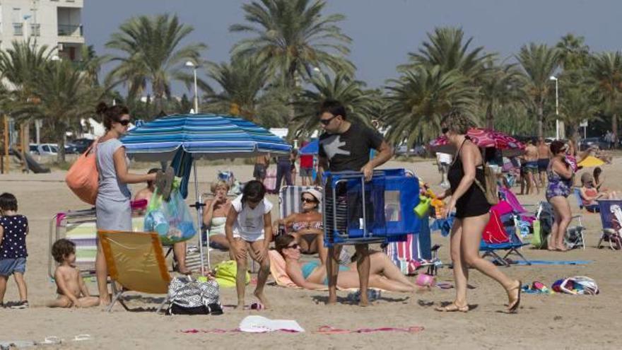 El buen tiempo llena la playa del Port