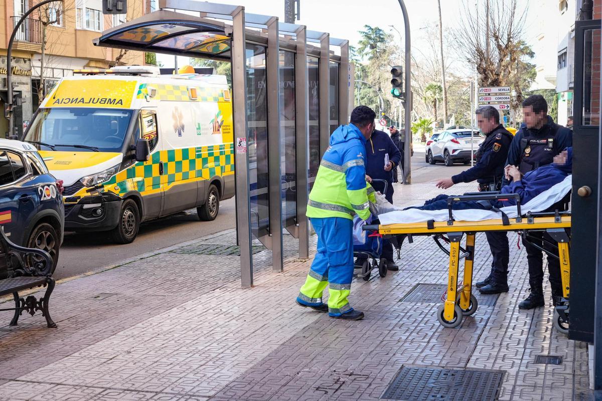 La Policía Nacional escolta al hombre que se precipitó de un quinto piso tras detenerlo por segunda vez en San Roque.