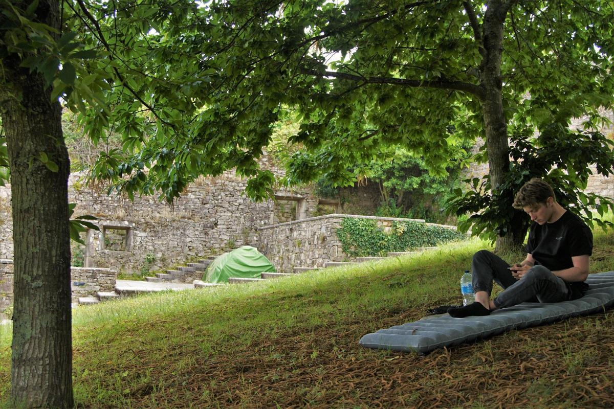 Un joven acampa en el Parque de Belvís, en Santiago