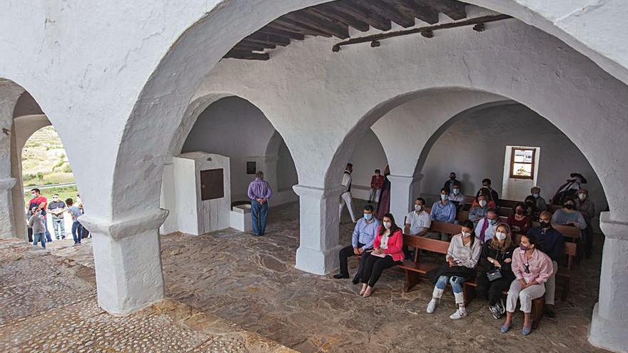 Fieles siguen la misa del primer domingo de mayo en el ‘porxo’ debido a que el aforo del templo estaba limitado a un centenar de personas.