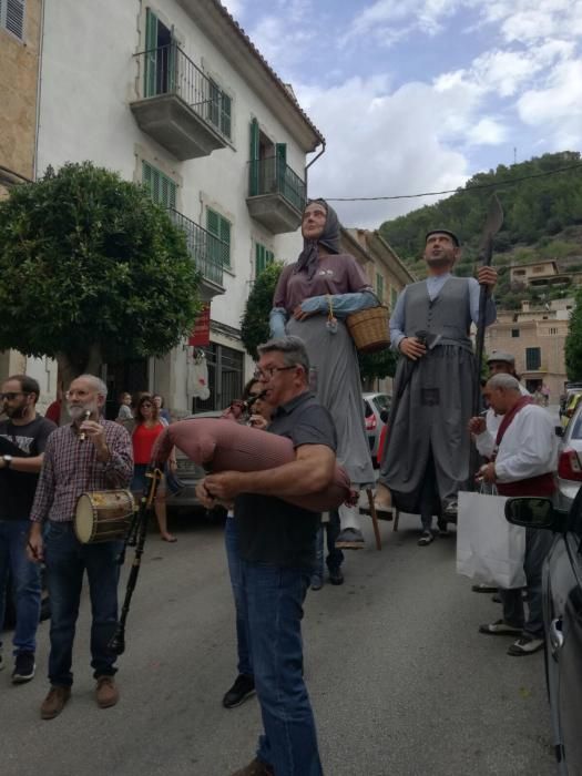 Los cabezudos desfilan en Bunyola