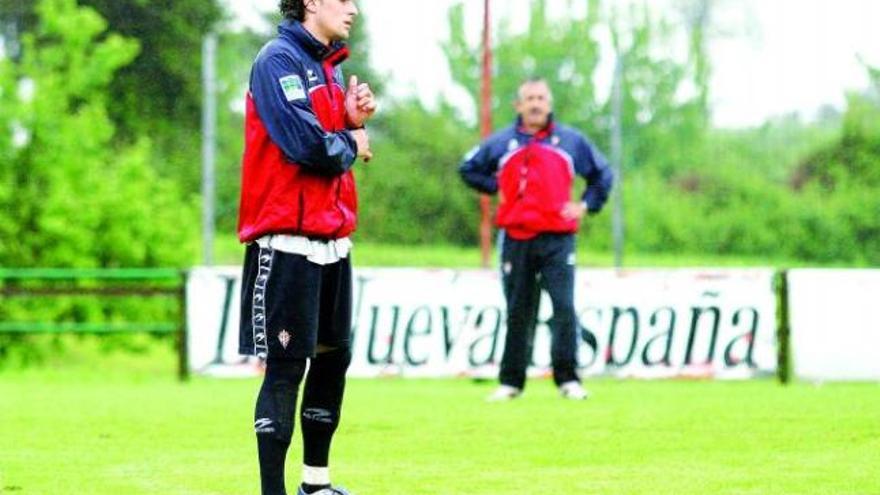 Míchel, durante un entrenamiento, con Preciado al fondo.