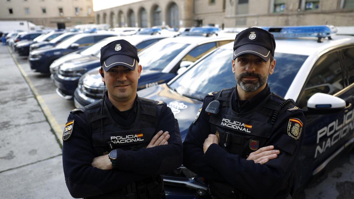 Jonathan y Miguel, agentes de la Brigada de Seguridad Ciudadana de la Jefatura Superior de Policía de Aragón, en las dependencias de General Mayandía.