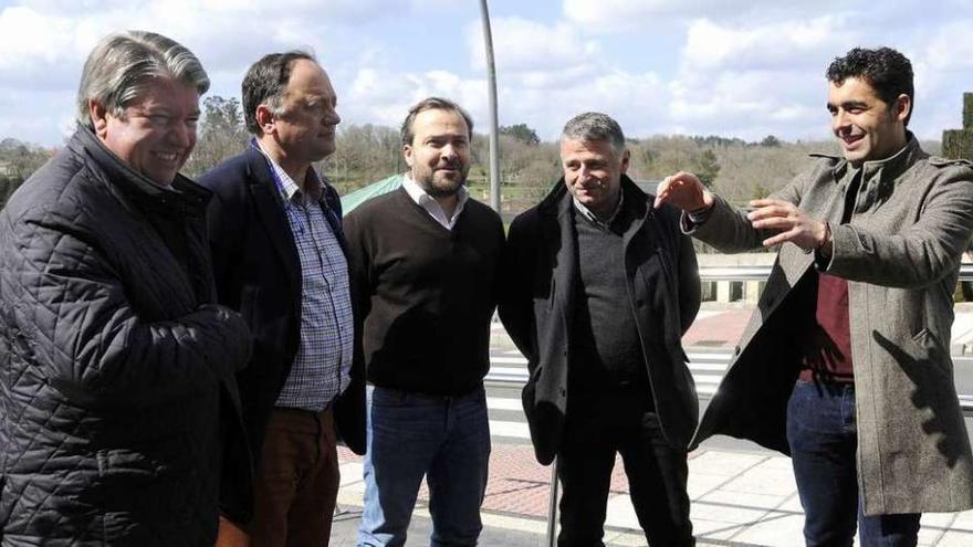 Los cinco alcaldes dezanos, ayer, en un almuerzo de trabajo realizado en Rodeiro. // Bernabé/Javier Lalín