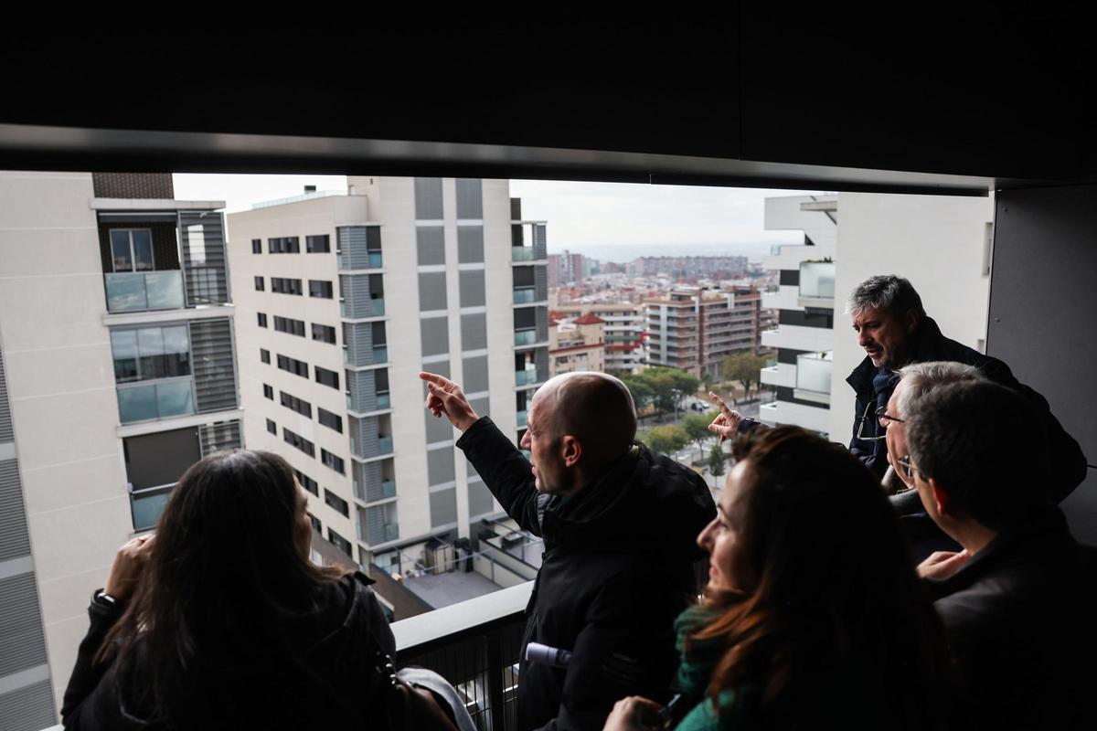 Representantes del IMPSOL y el ICF visitan el nuevo edificio de pisos para alquiler social del barrio del Padró, en Cornellà