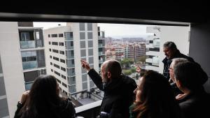 Representantes del IMPSOL y el ICF visitan el nuevo edificio de pisos para alquiler social del barrio del Padró, en Cornellà