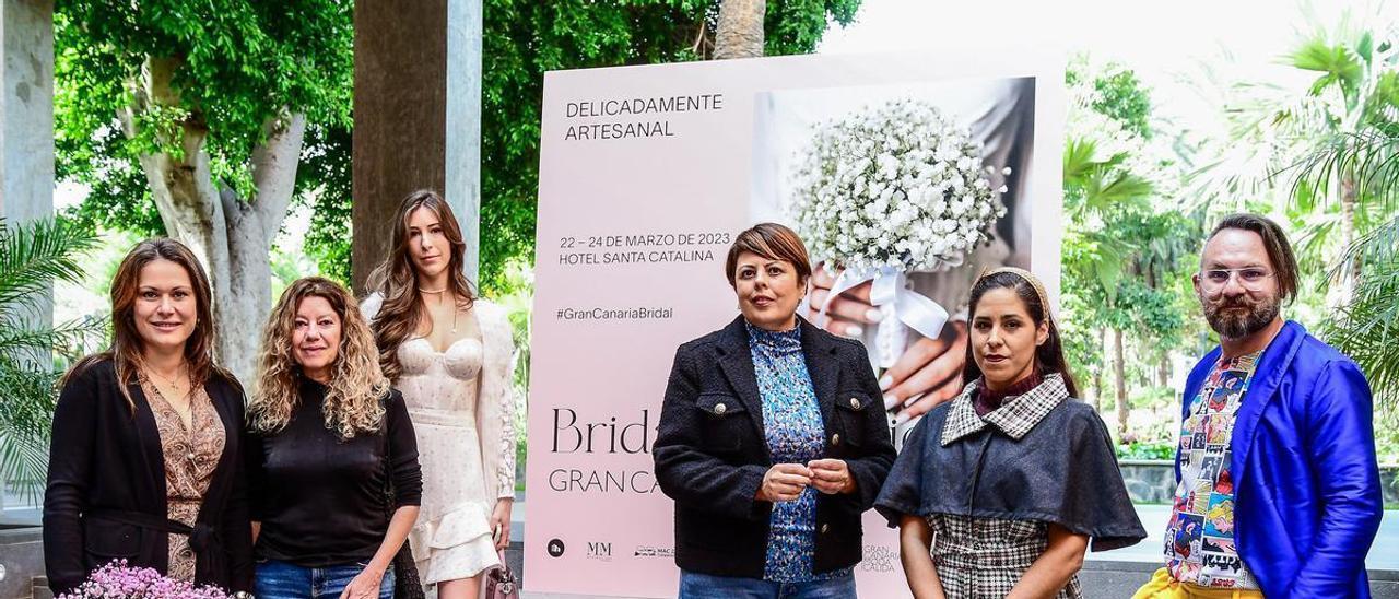 La consejera Minerva Alonso, en el centro de la imagen, durante la presentación de la Bridal Collection Gran Canaria Moda Cálida