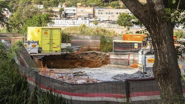 El forat a les obres de soterrament de Rodalies a Montcada, ahir. | MARC ASENSIO.