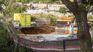 Un forat a les obres de Rodalies a Montcada engoleix una grua