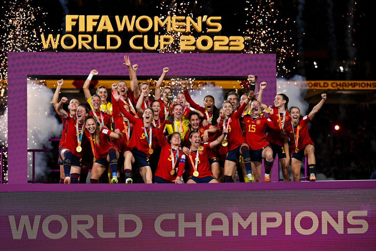 Sydney (Australia), 20/08/2023.- Team Spain celebrate with the winner’Äôs trophy after winning the FIFA Women’s World Cup 2023 Final soccer match between Spain and England at Stadium Australia in Sydney, Australia, 20 August 2023. (Mundial de Fútbol, España) EFE/EPA/DEAN LEWINS AUSTRALIA AND NEW ZEALAND OUT