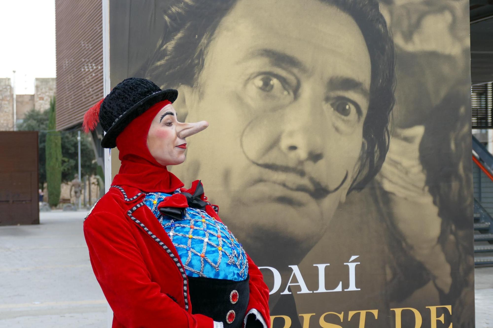 La Dona dels Nassos passeja pel centre de Figueres