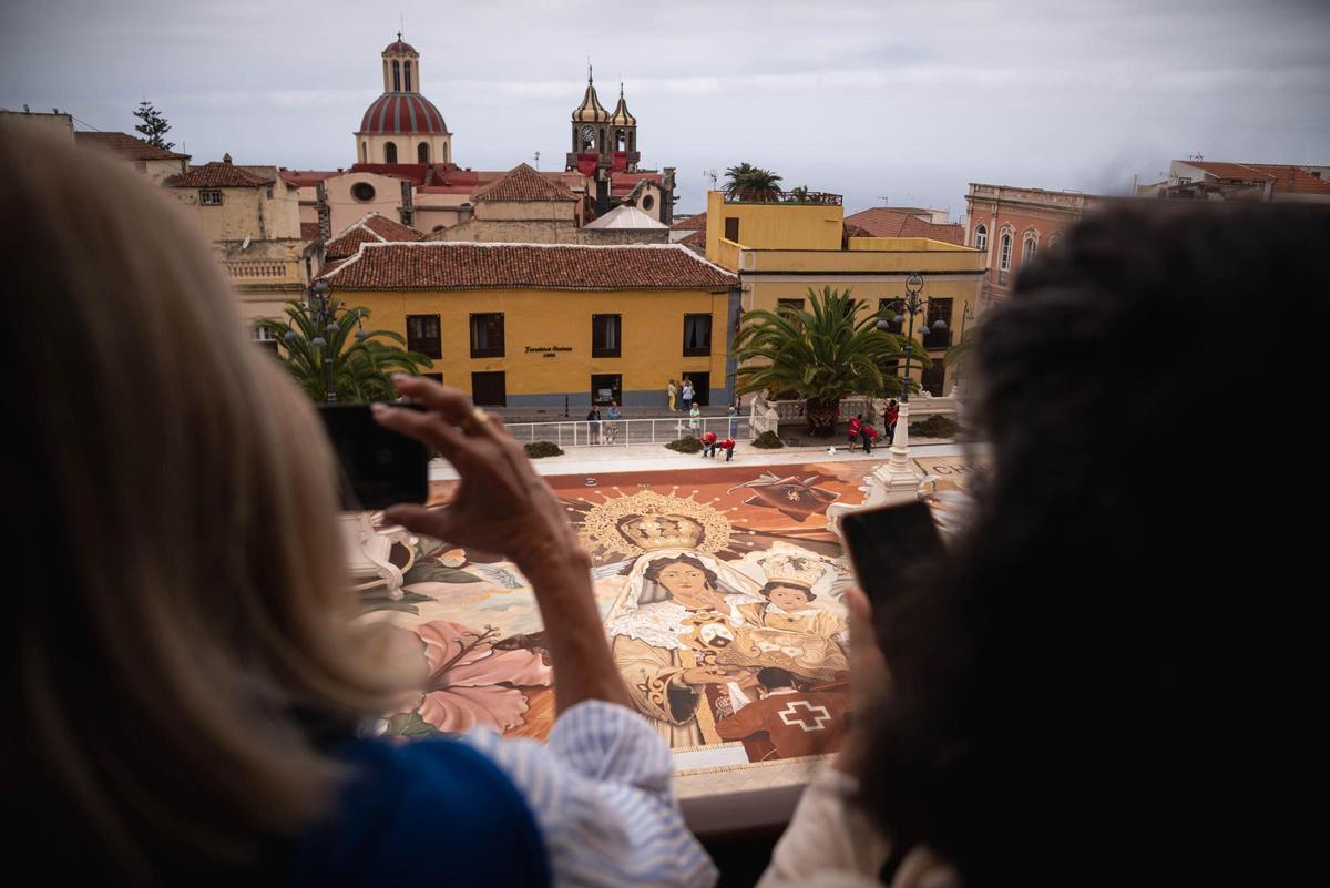 El magno tapiz de La Orotava visto desde el Ayuntamiento
