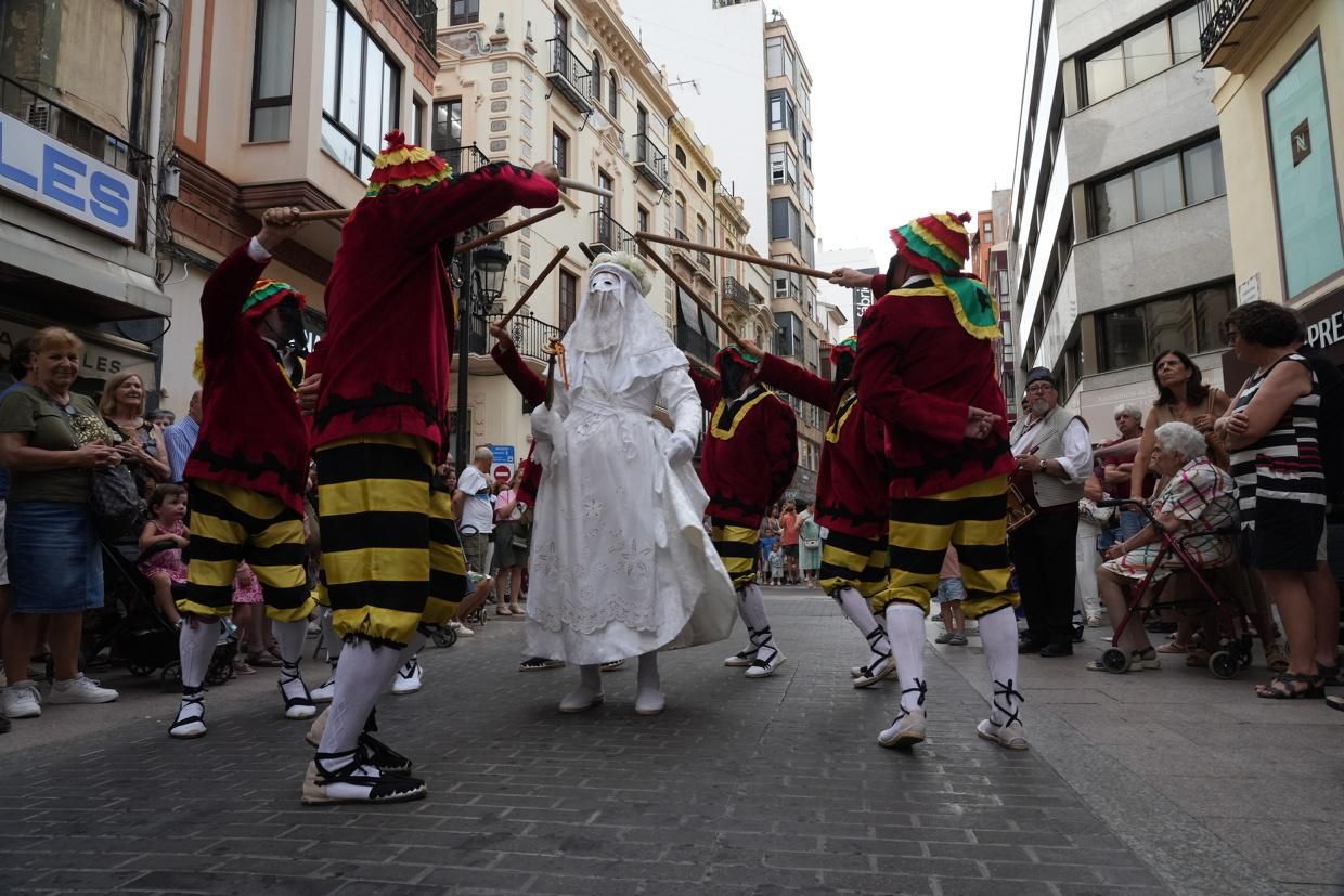 Castelló recibe con honores al Santísimo en la procesión del Corpus Christi